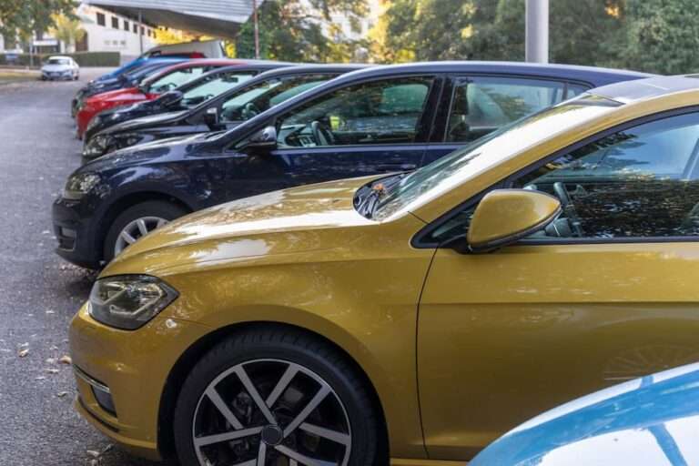 voitures garées sur un parking